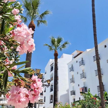 Beautiful Beachfront Newly Renovated 2 Bedroom Apartment With Swimming Pool And Garden San Luis de Sabinillas Esterno foto