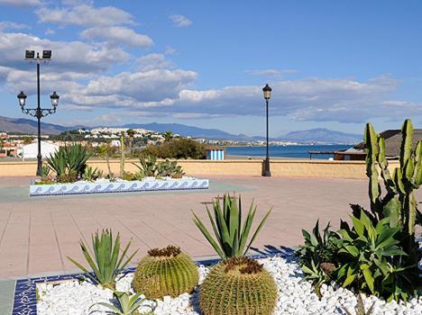 Beautiful Beachfront Newly Renovated 2 Bedroom Apartment With Swimming Pool And Garden San Luis de Sabinillas Esterno foto