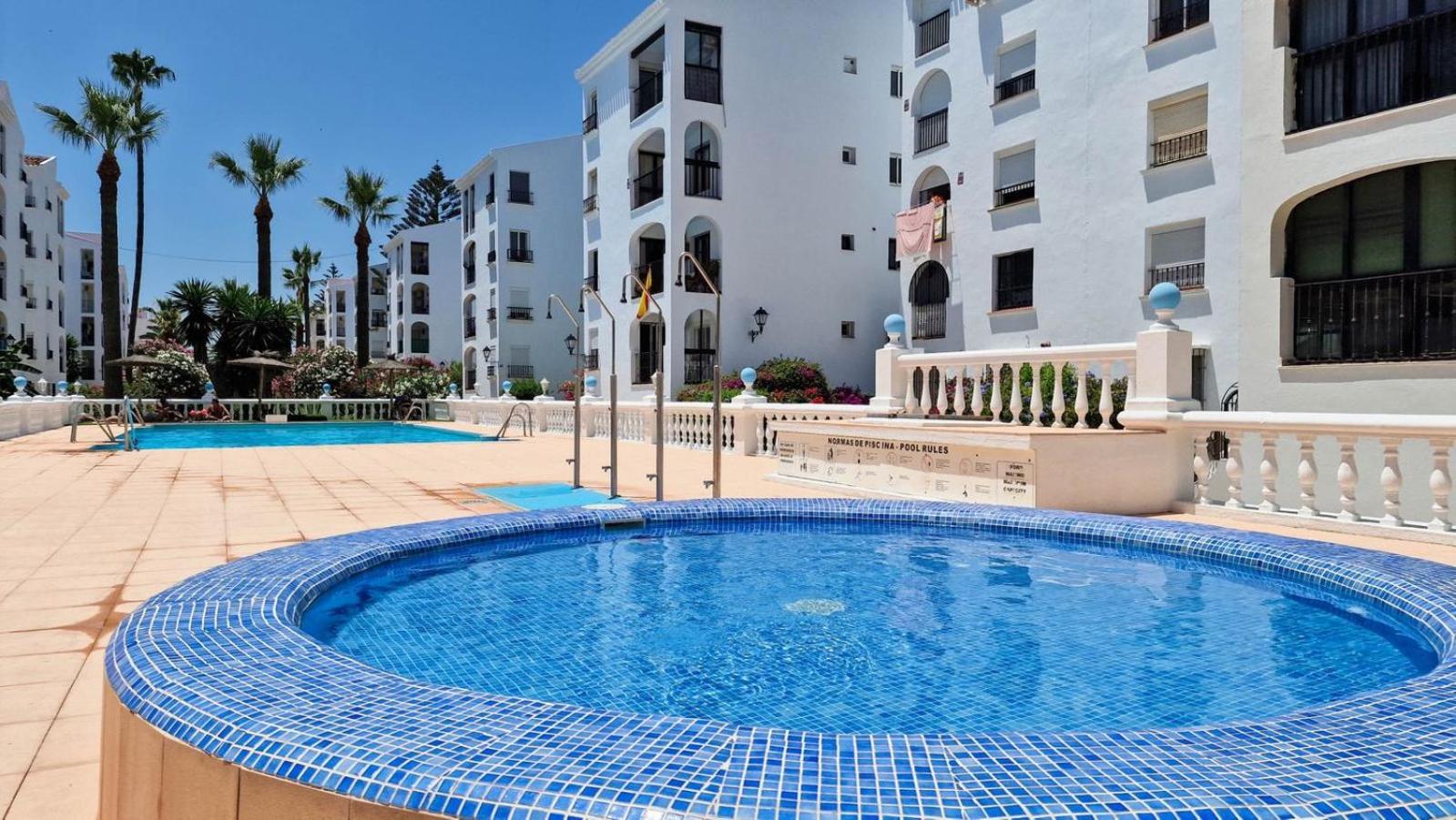 Beautiful Beachfront Newly Renovated 2 Bedroom Apartment With Swimming Pool And Garden San Luis de Sabinillas Esterno foto